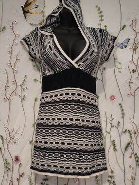 vintage knit top from the brand Wet Paint. It features a characteristic Y2K/90s